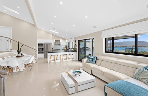 Mount Warrigal House | Elegant 5-Bedroom House with Pool and Beach Access