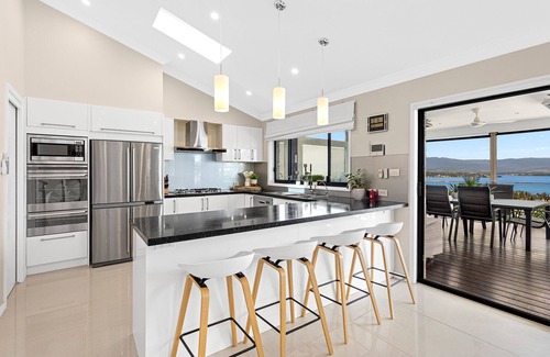 Mount Warrigal House | Elegant 5-Bedroom House with Pool and Beach Access