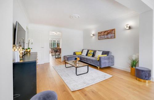 Sandhurst House | Top-Rated 5 BDR House with Parking in Sandhurst