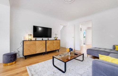 Sandhurst House | Top-Rated 5 BDR House with Parking in Sandhurst