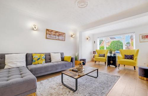 Sandhurst House | Top-Rated 5 BDR House with Parking in Sandhurst
