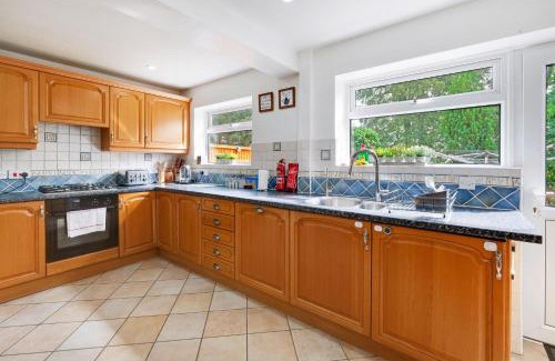 Sandhurst House | Top-Rated 5 BDR House with Parking in Sandhurst