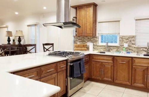 Fairfax District House | Exceptional La Brea Home with Spa & Hot Tub Amenities