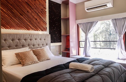 Anantha Narayanapuram Boat Rental | Pet-Friendly 5-Bedroom Boathouse with Open Deck Retreat
