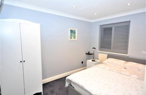 St. Andrew's House | Elegant 5 Bedroom Retreat with Complimentary Parking