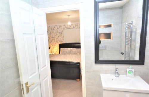 St. Andrew's House | Elegant 5 Bedroom Retreat with Complimentary Parking