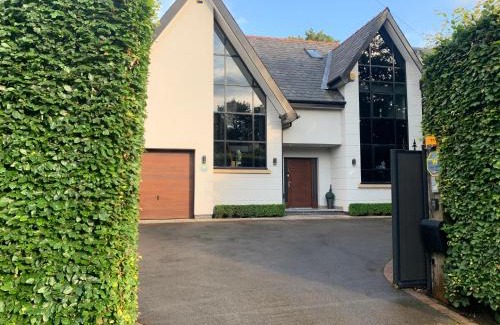 Trafford House | Elegant 5-Bed Home with En-Suite Rooms and Hot Tub