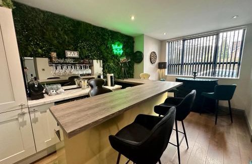 Trafford House | Elegant 5-Bed Home with En-Suite Rooms and Hot Tub