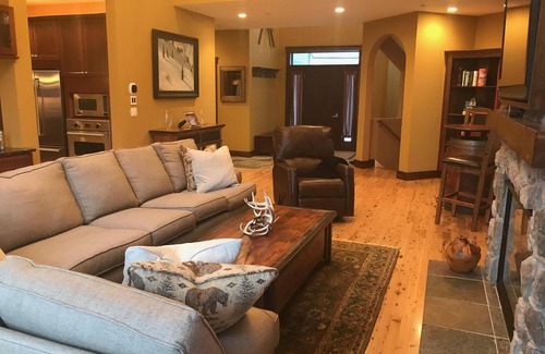 West Dover House | Premier 5 Bedroom Ski Home with Hot Tub & Lake Views