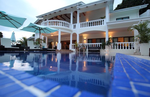 Glacis Villa | Elegant 5 Bedroom Villa with Private Pool & Breakfast