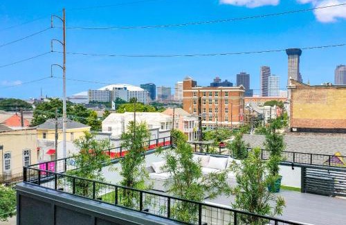 Faubourg Lafayette Villa | Discover Luna Rooftop Villa with Inviting Pool Amenities