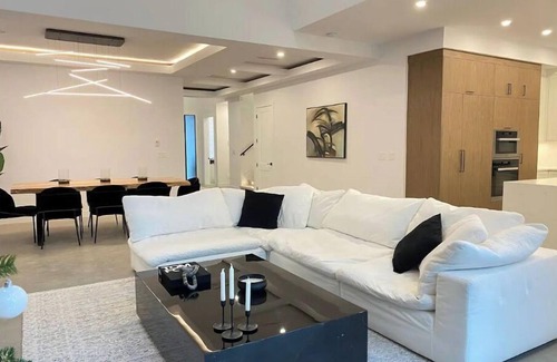 Langley House | Exquisite 5 BR Home with Pool for Your Perfect Getaway