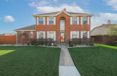 Rowlett House | Spacious 5-BR Retreat with Jacuzzi & Gym Near Lake