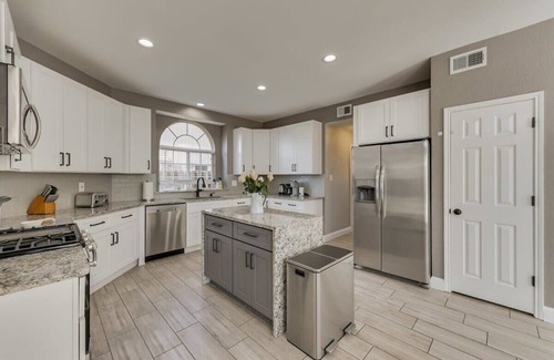 Rowlett House | Exceptional 5 BR Retreat with Jacuzzi & Gym Near the Lake