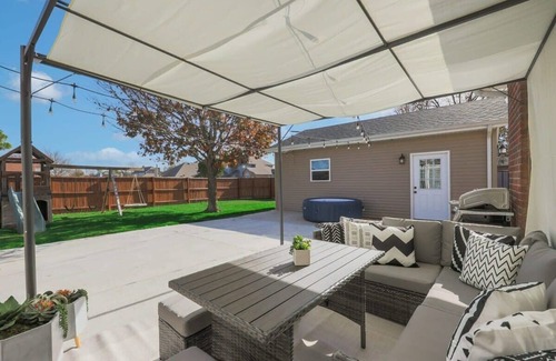 Rowlett House | Exceptional 5 BR Retreat with Jacuzzi & Gym Near the Lake