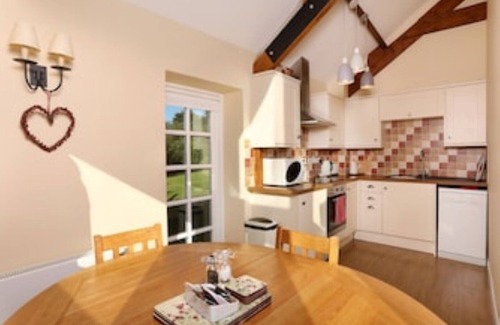 Crediton House | Scenic 5* Devon Cottage with Pool and Top Guest Rating