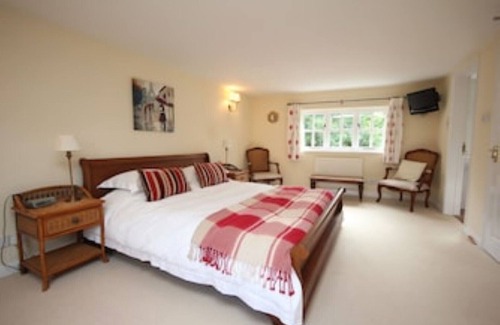 Crediton House | Scenic 5* Devon Cottage with Pool and Top Guest Rating