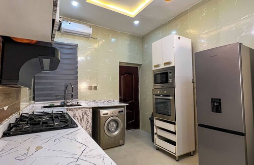 Ofin House | Stylish 5-Bedroom Duplex with Starlink in Lekki
