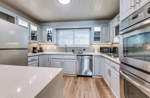 Dallas House | Ideal 5BR Home with Private Pool and Home Cinema Experience