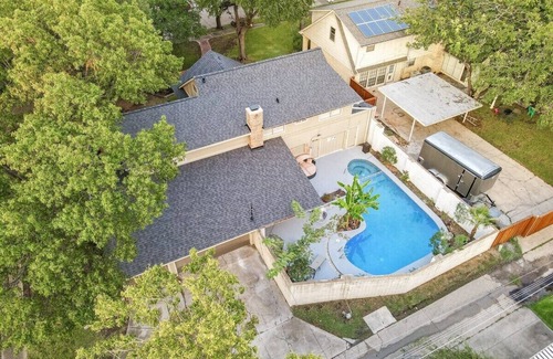 Dallas House | Ideal 5BR Home with Private Pool and Home Cinema Experience