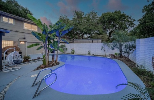 Dallas House | Ideal 5BR Home with Private Pool and Home Cinema Experience