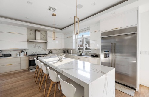 Alden Manor House | Luxury 5BR Smart Home Near JFK with Gym, Theater & BBQ