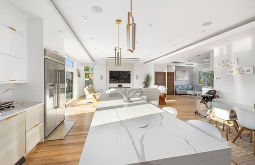 Alden Manor House | Luxury 5BR Smart Home Near JFK with Gym, Theater & BBQ