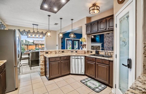 Alvin House | Experience Tx-Pool-Paradise: Jacuzzi, TIKI Bar & Event Space