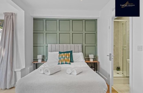 Reading House | Elegant 6-Bedroom En-Suite Retreat with Free Parking