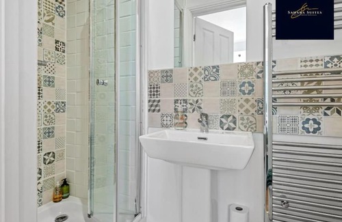 Reading House | Elegant 6-Bedroom En-Suite Retreat with Free Parking
