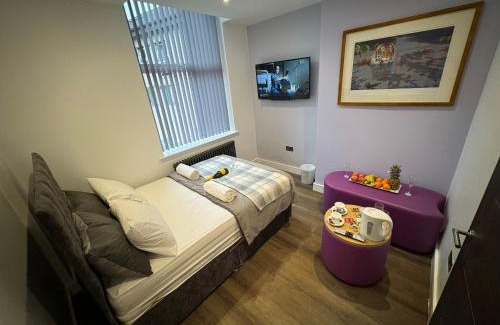 Elland House | Elegant Southgate House: Family-Friendly with Hot Tub
