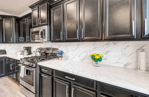 Chandler Villa | Exquisite 6 BR Villa with Pool Table and Spacious Backyard