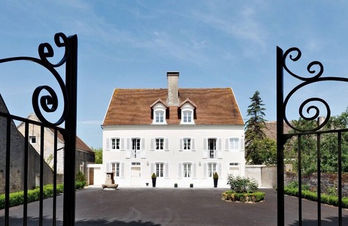 Saunieres House | Exquisite Suites with Heated Pool and Spa Facilities