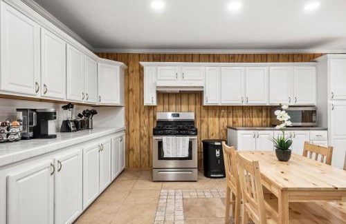 Hesperia House | Beautiful 6BR Palm Bridge House: Family-Friendly Comfort