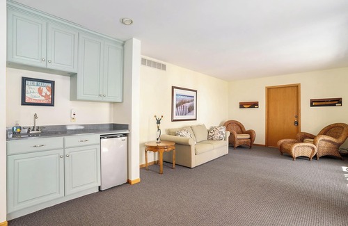 South Haven House | Tranquil 7BR Lake Michigan Retreat with Pool & Spa