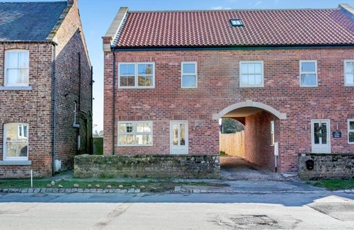 Rainton Cottage | Family and Couple-Friendly Retreat in North York