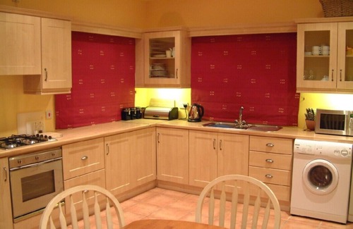 Bryansford Cottage | Beautiful Retreat in Nature with Free WiFi and Pool Access