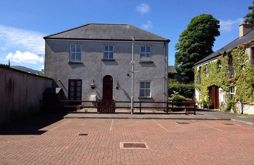 Bryansford Cottage | Beautiful Retreat in Nature with Free WiFi and Pool Access