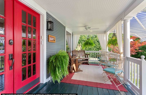Three Oaks House | Top-Rated Accommodations for 14 Guests Near Distillery