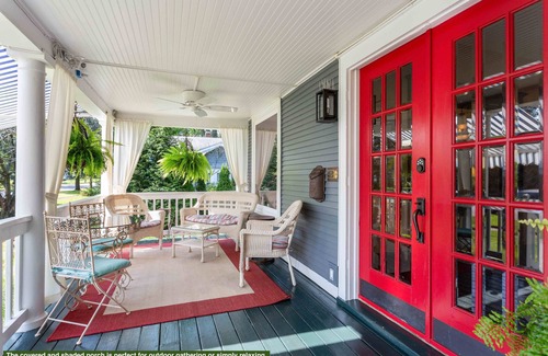 Three Oaks House | Top-Rated Accommodations for 14 Guests Near Distillery
