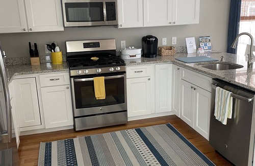 Yachting Village House | Newport Haven #6 - Guest Rated 10/10 with Spa & Breakfast