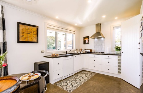 Martinborough Cottage | Exclusive Stay at 26Rows Vineyard with Pool & Spa Access