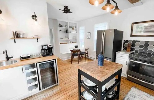 Chester House | Cozy Accommodation Steps from the Ocean & Pet Friendly