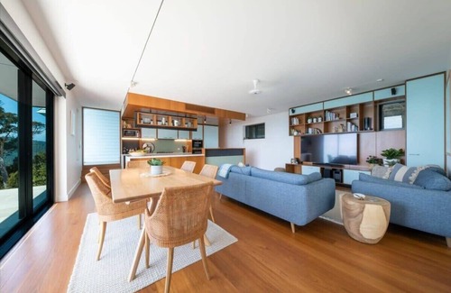 Airlie Beach House | Elegant Airlie Beach Home with Breathtaking Ocean Views