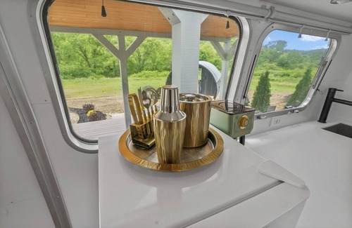 Rockbridge House | Luxury Airstream Glamping Palmera Unit 2 of 6, On-Site Hiking, Sauna