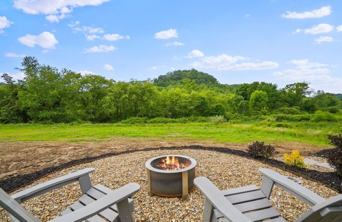 Rockbridge House | Luxury Airstream Glamping Palmera Unit 2 of 6, On-Site Hiking, Sauna