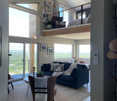 Holladay House | Elegant Alpine Treehouse - Guest Rated 9.9/10