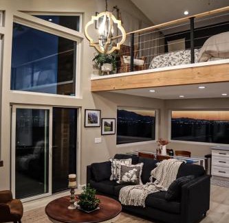 Holladay House | Elegant Alpine Treehouse - Guest Rated 9.9/10