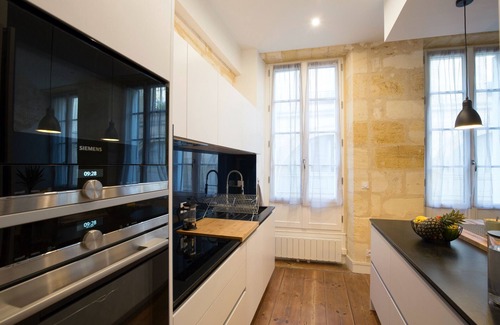 Hotel de Ville - Quinconces Apartment | Indulge in Comfort at Bordeaux's Historic Center Hotel