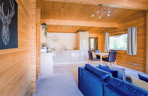 Newton Saint Cyres Ski Chalet | Modern Lodge with Kitchen and Breakfast for Families